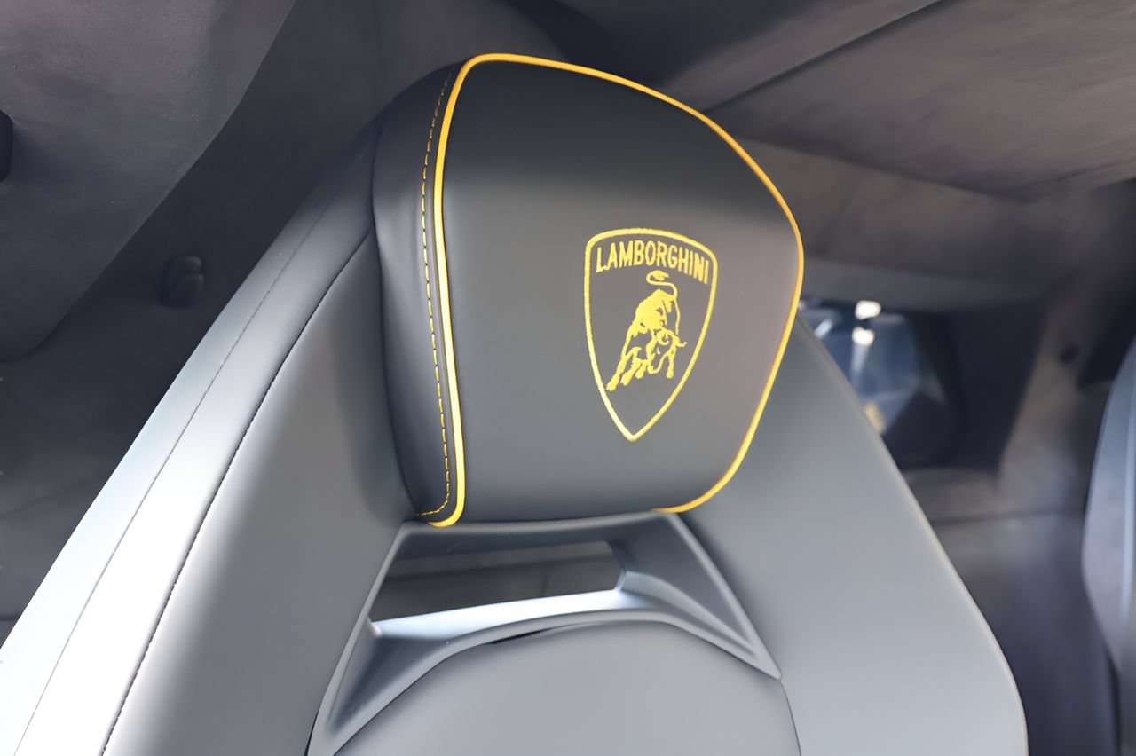 Used 2025 Lamborghini Revuelto AWD/4WD image 14