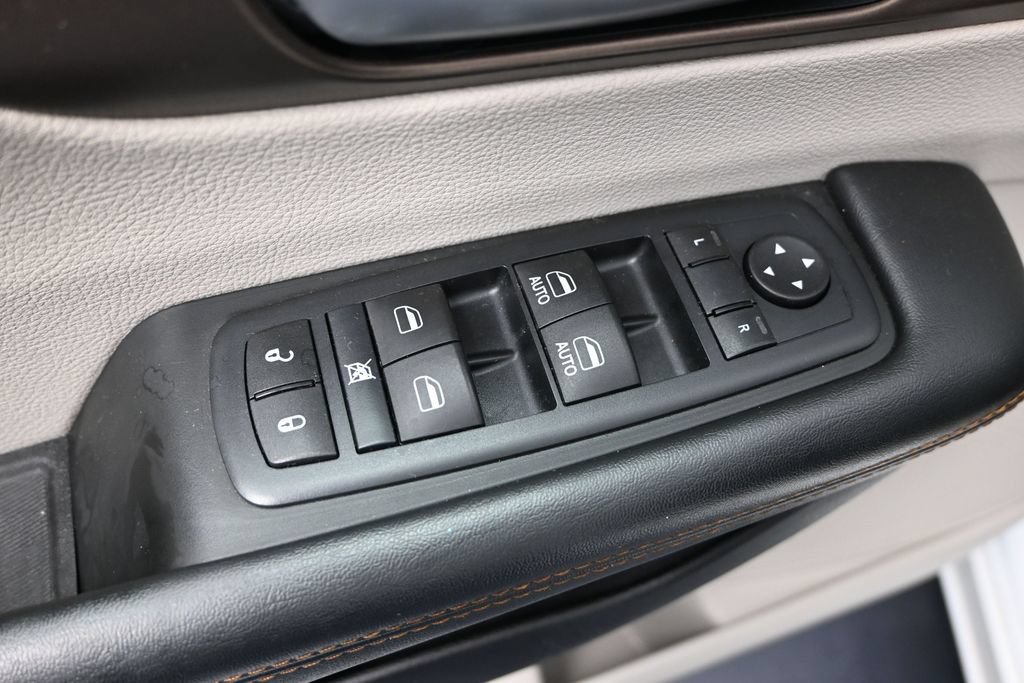 Used 2017 Chrysler Pacifica Touring-L FWD image 10