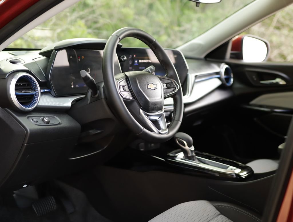 Used 2024 Chevrolet Trax LT w/ Driver Confidence Package FWD image 9