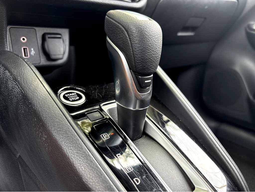 Used 2022 Nissan Versa SR FWD image 17