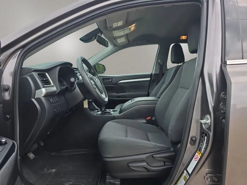 Used 2019 Toyota Highlander LE AWD/4WD image 14