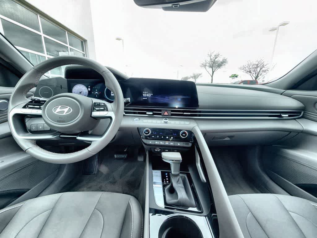 Used 2025 Hyundai Elantra SEL FWD image 15
