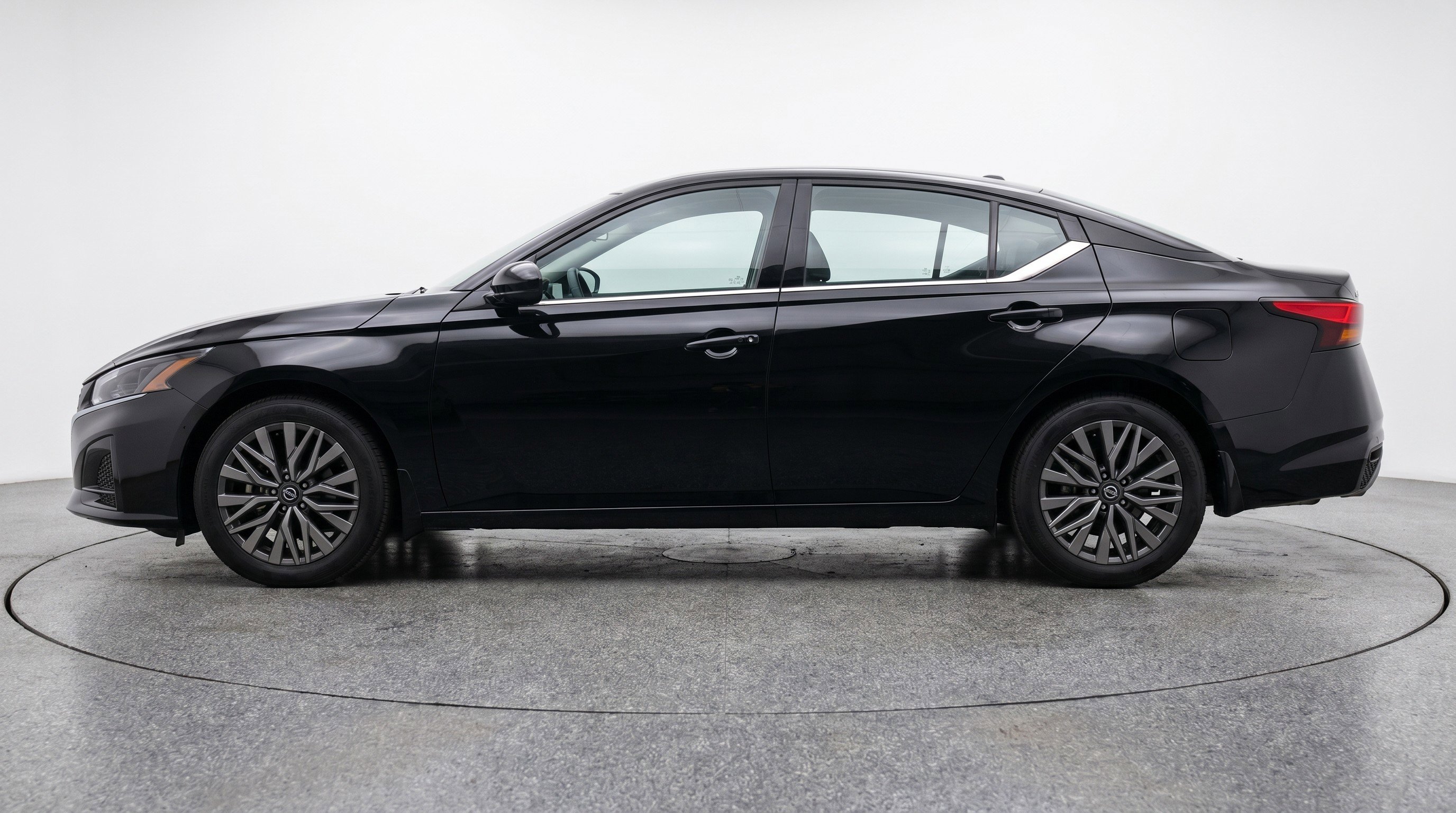 Used 2025 Nissan Altima 2.5 SV FWD image 5