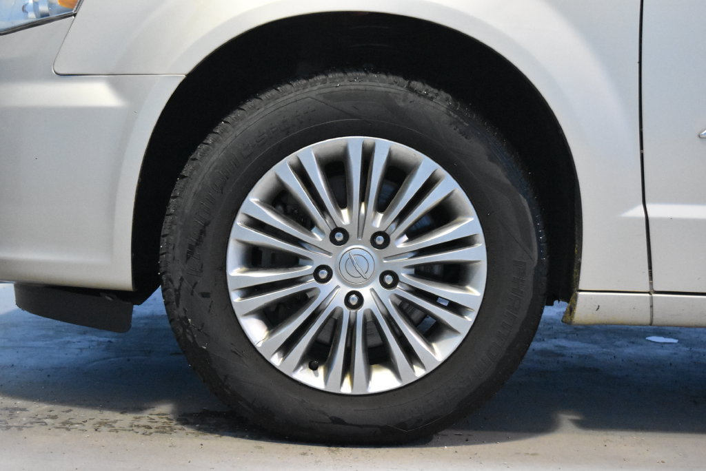 Used 2015 Chrysler Town & Country Touring-L w/ Driver Convenience Group FWD image 25