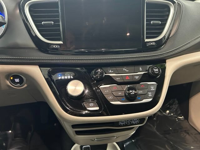 Used 2024 Chrysler Pacifica Limited FWD image 19