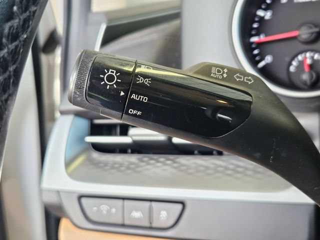 Used 2022 Kia Carnival LX FWD image 13