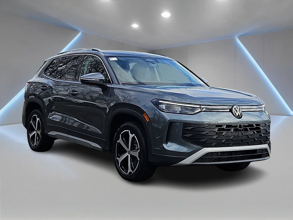 Certified 2025 Volkswagen Tiguan SE w/ Panoramic Sunroof Package image 3