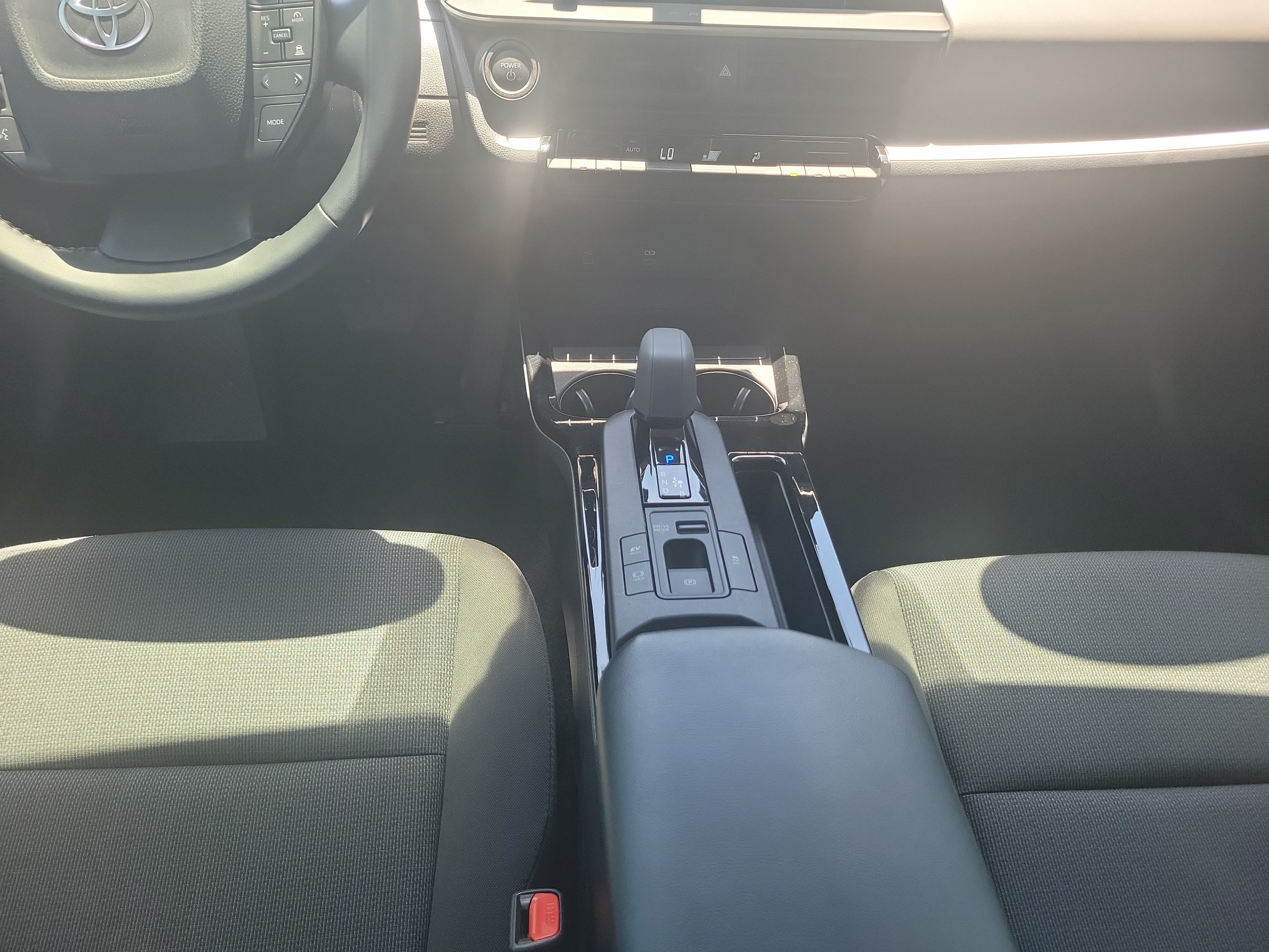 Used 2024 Toyota Prius LE FWD image 17