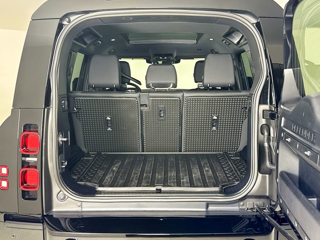 Used 2025 Land Rover Defender 110 X-Dynamic SE image 25