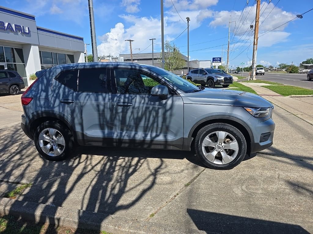 Used 2021 Volvo XC40 T5 Momentum image 2