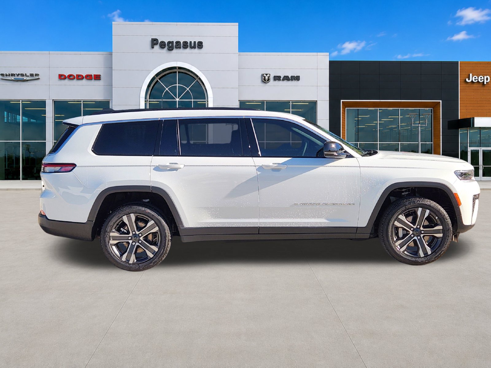 New 2027 Jeep Grand Cherokee L Limited w/ Trailer Tow Package AWD/4WD image 7