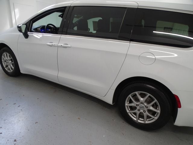 Used 2025 Chrysler Pacifica Select FWD image 18
