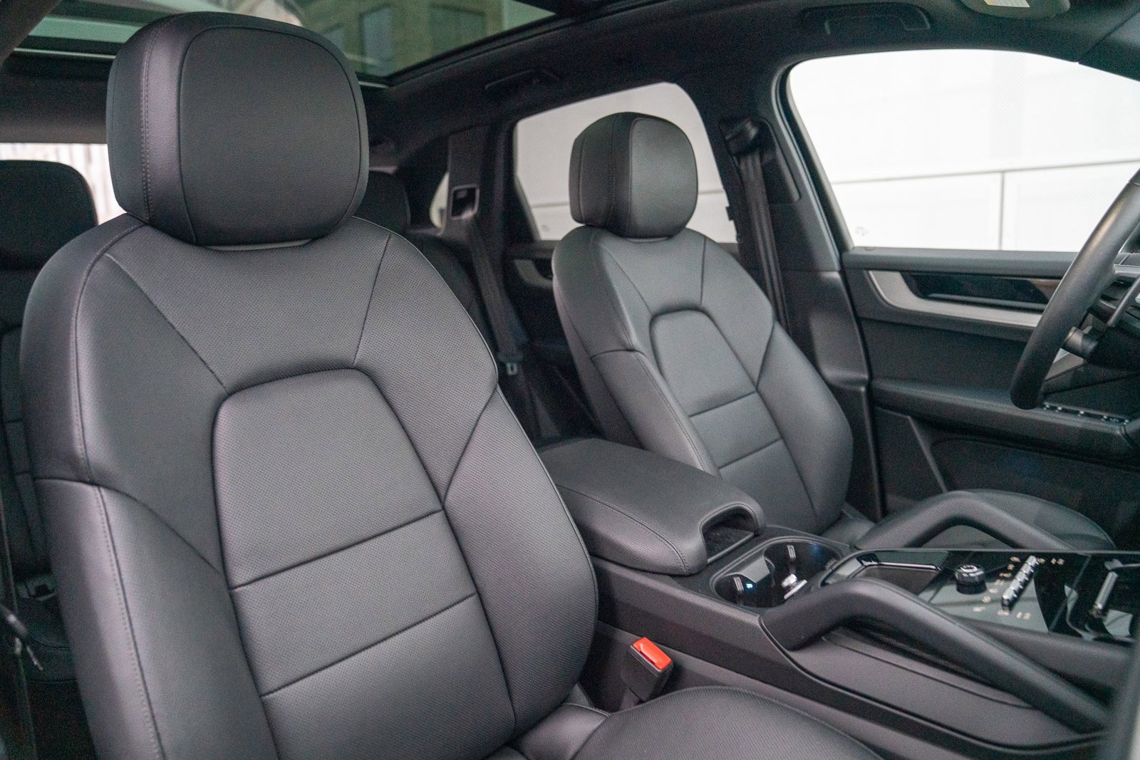 Used 2025 Porsche Cayenne image 25