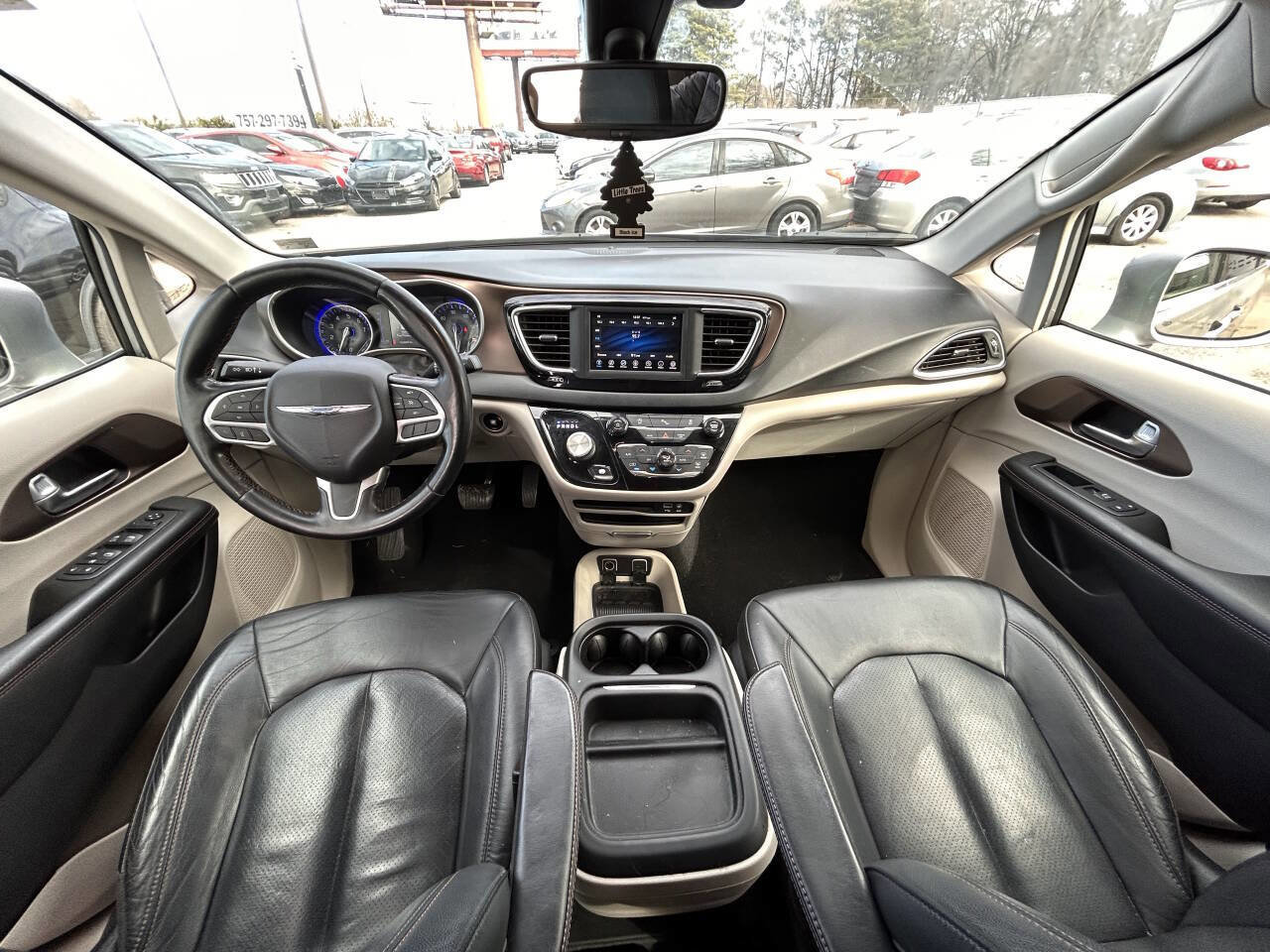 Used 2019 Chrysler Pacifica Touring-L FWD image 4