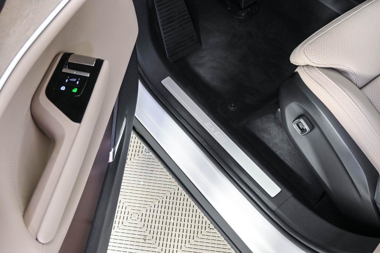 Certified 2025 Volvo EX90 Ultra AWD/4WD image 9