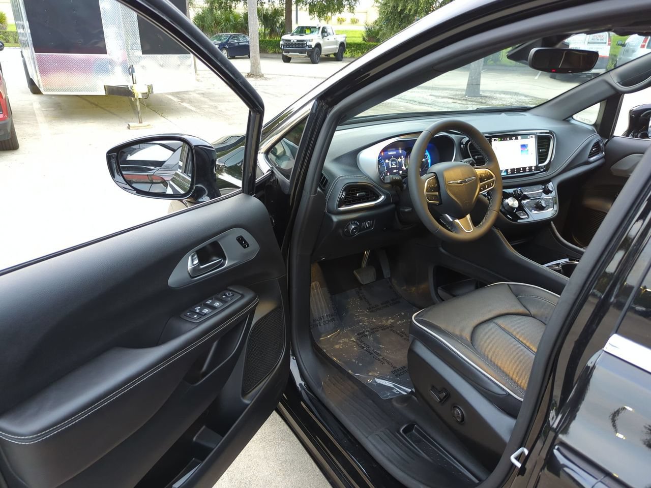 Used 2026 Chrysler Pacifica Limited FWD image 7