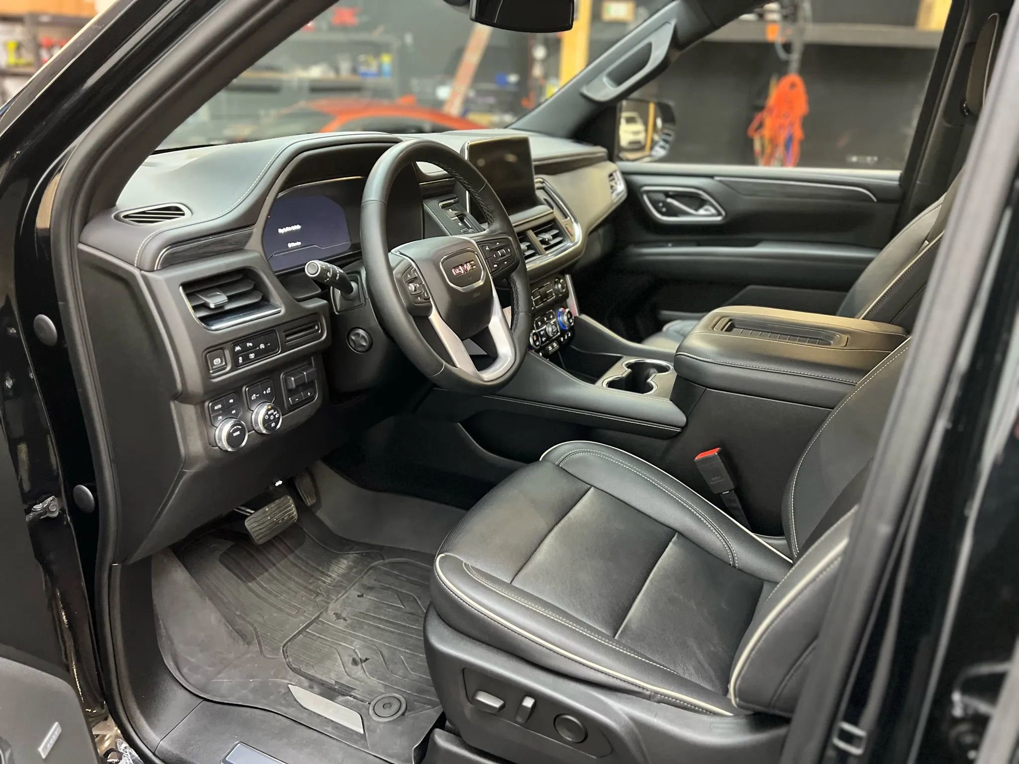 Used 2023 GMC Yukon SLT w/ SLT Premium Package image 12