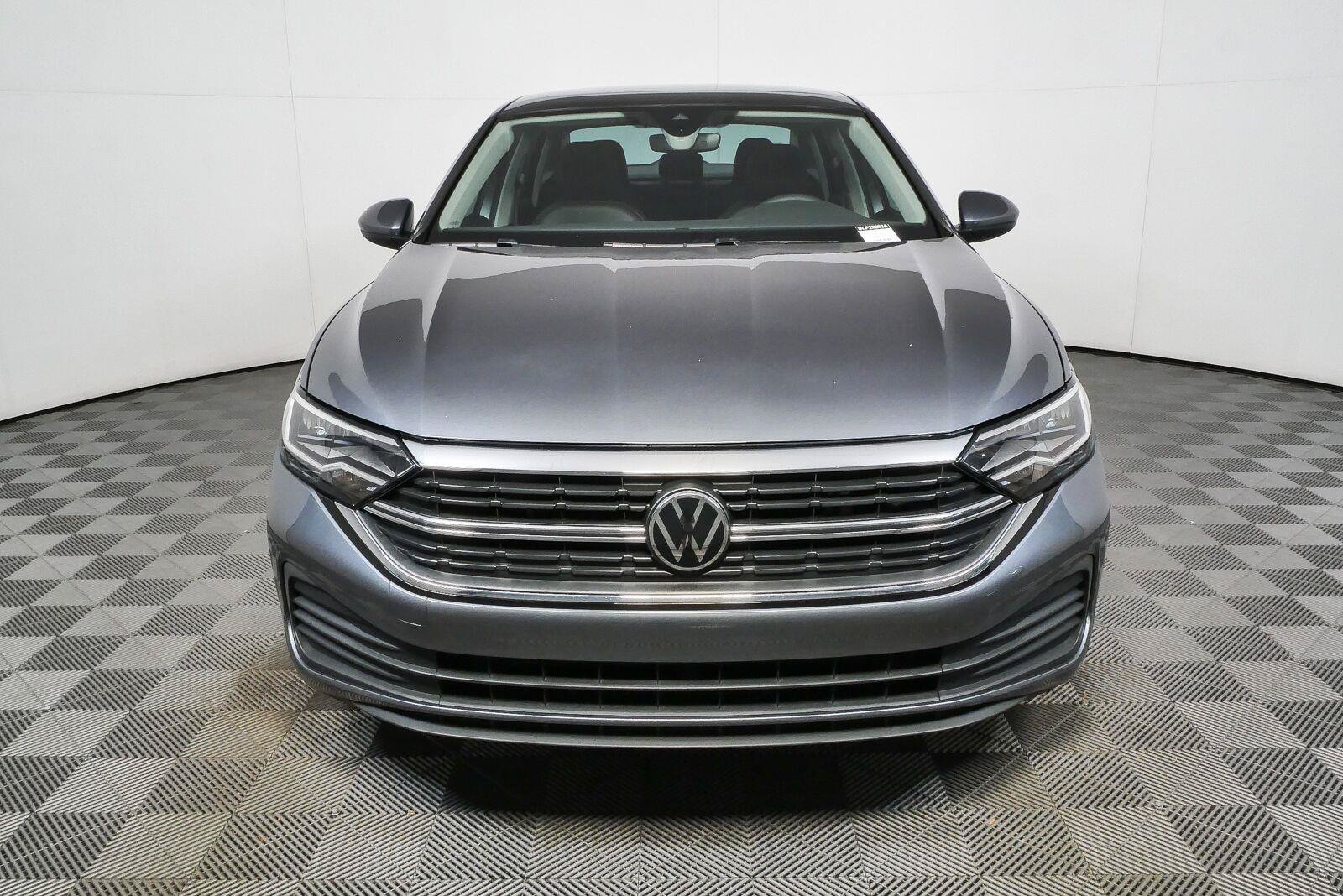 Used 2024 Volkswagen Jetta SE w/ Panoramic Sunroof Package FWD image 30