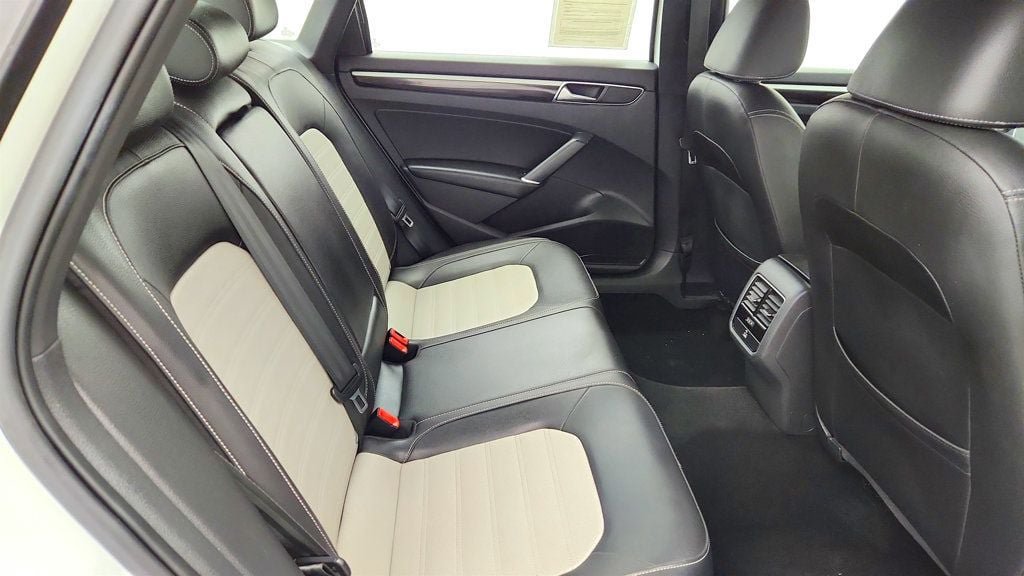 Used 2018 Volkswagen Passat 3.6 FWD image 22