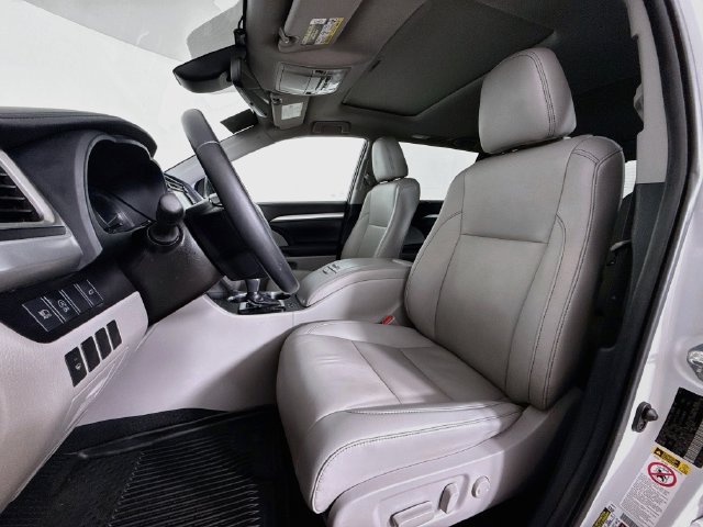 Used 2019 Toyota Highlander XLE AWD/4WD image 23