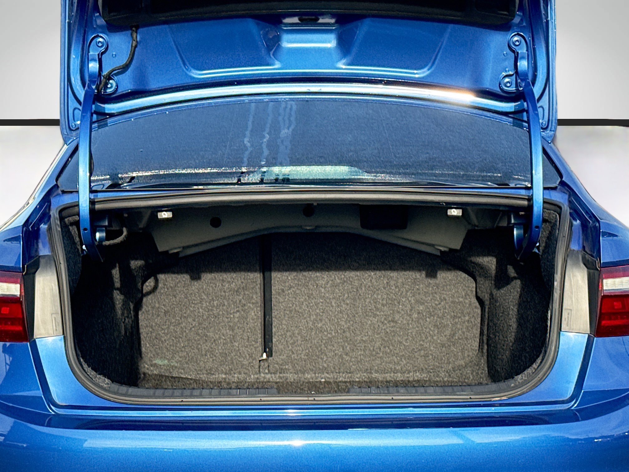 Used 2023 Volkswagen Jetta SE w/ Panoramic Sunroof Package image 12