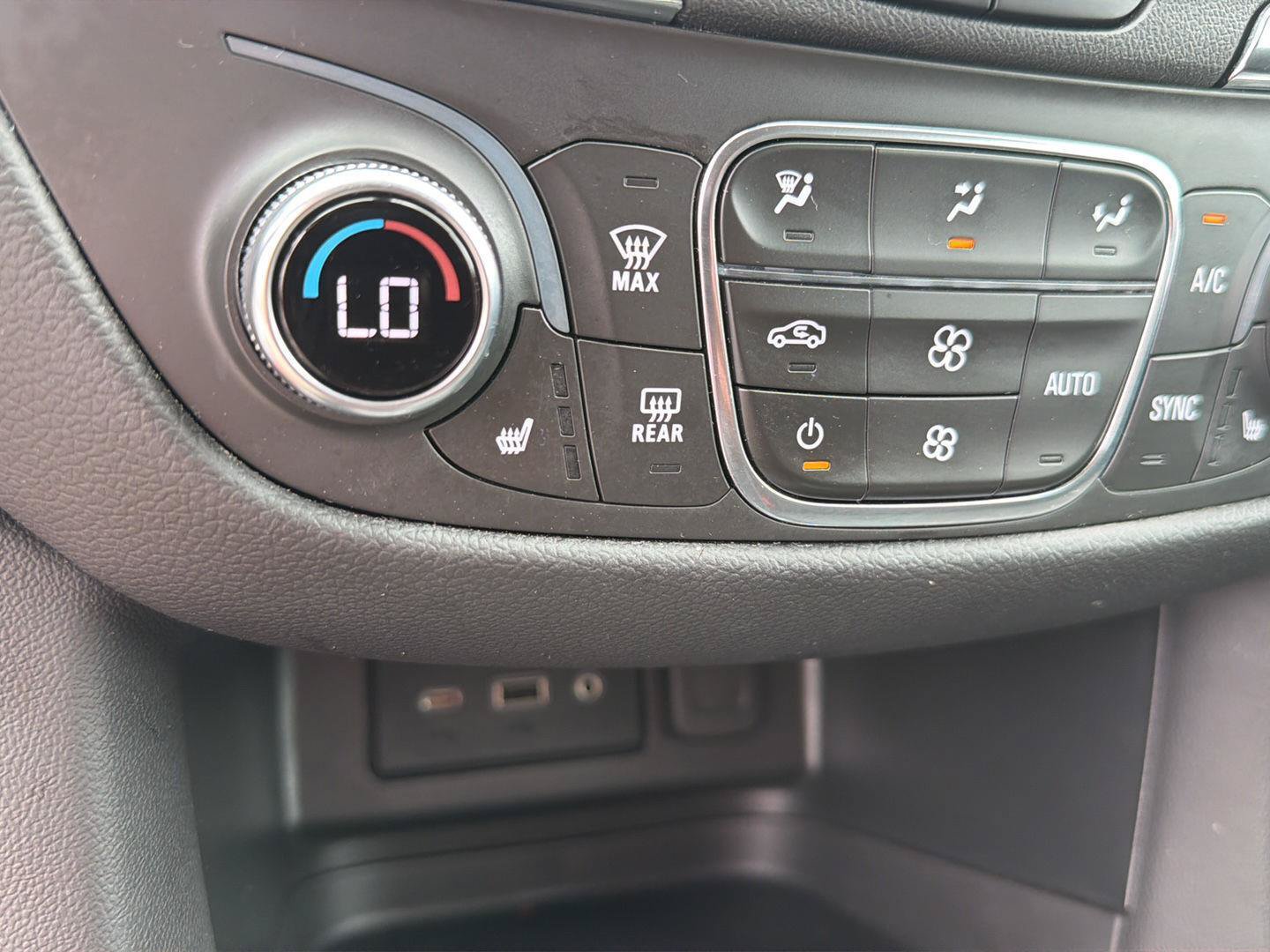 Used 2023 Chevrolet Equinox LT FWD image 26