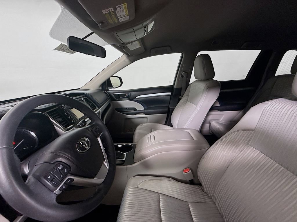 Used 2014 Toyota Highlander Plus FWD image 21