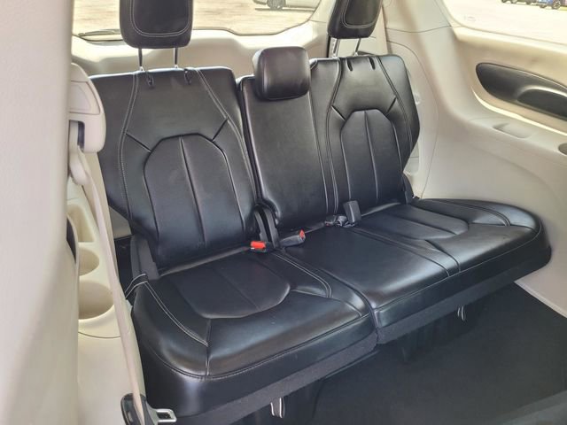 Used 2024 Chrysler Pacifica Touring-L image 27