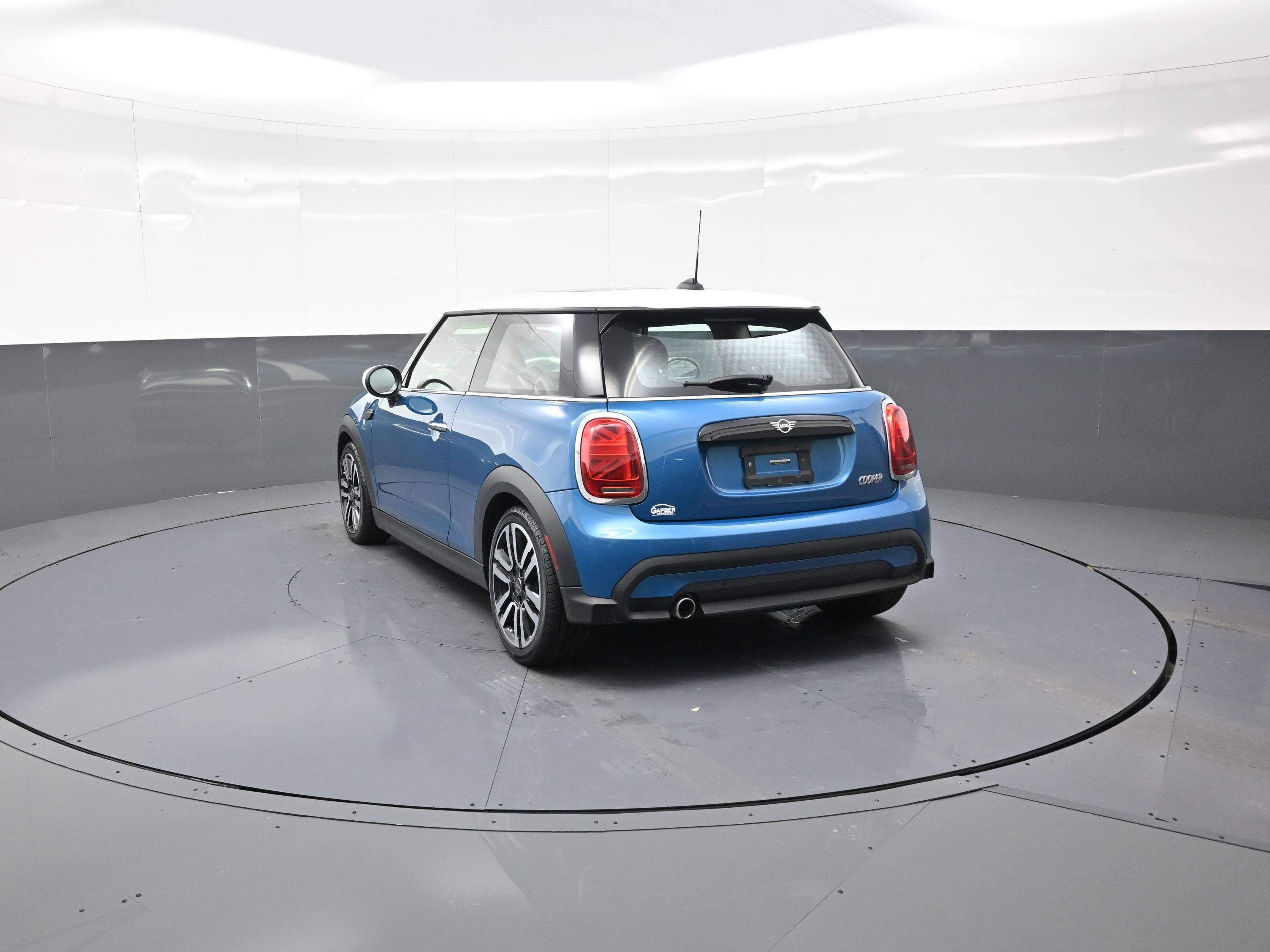 Used 2022 MINI Cooper 2-Door Hardtop image 5