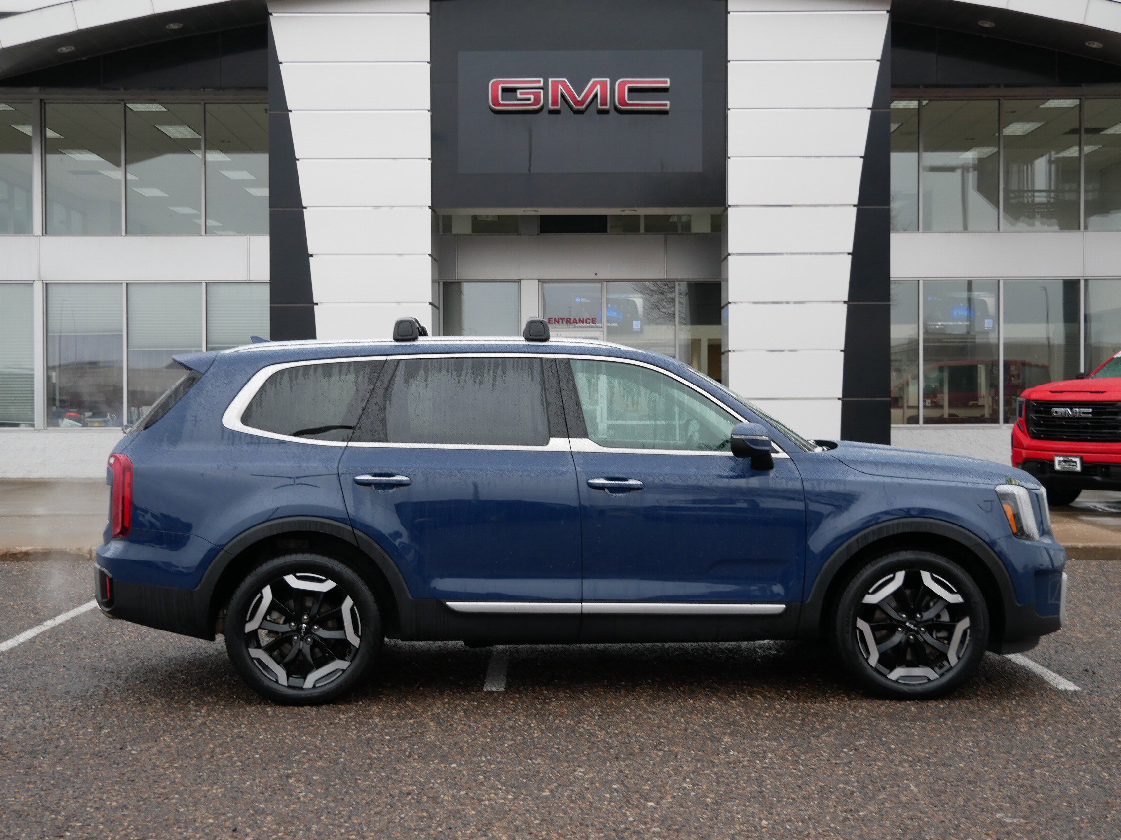 Used 2025 Kia Telluride S image 2