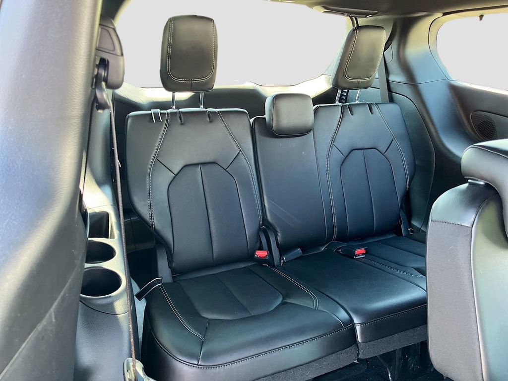 Certified 2025 Chrysler Pacifica Select w/ Uconnect Theater Family Group image 27