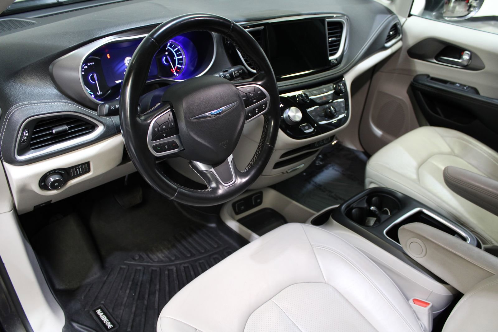 Used 2021 Chrysler Pacifica Touring-L FWD image 29