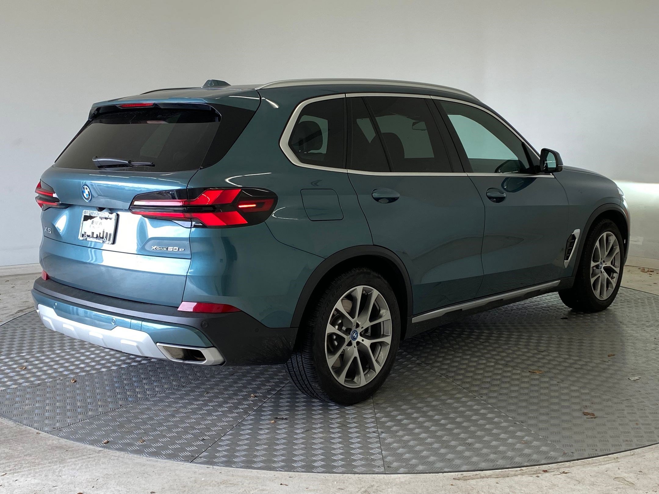 Used 2025 BMW X5 xDrive50e w/ Premium Package image 8