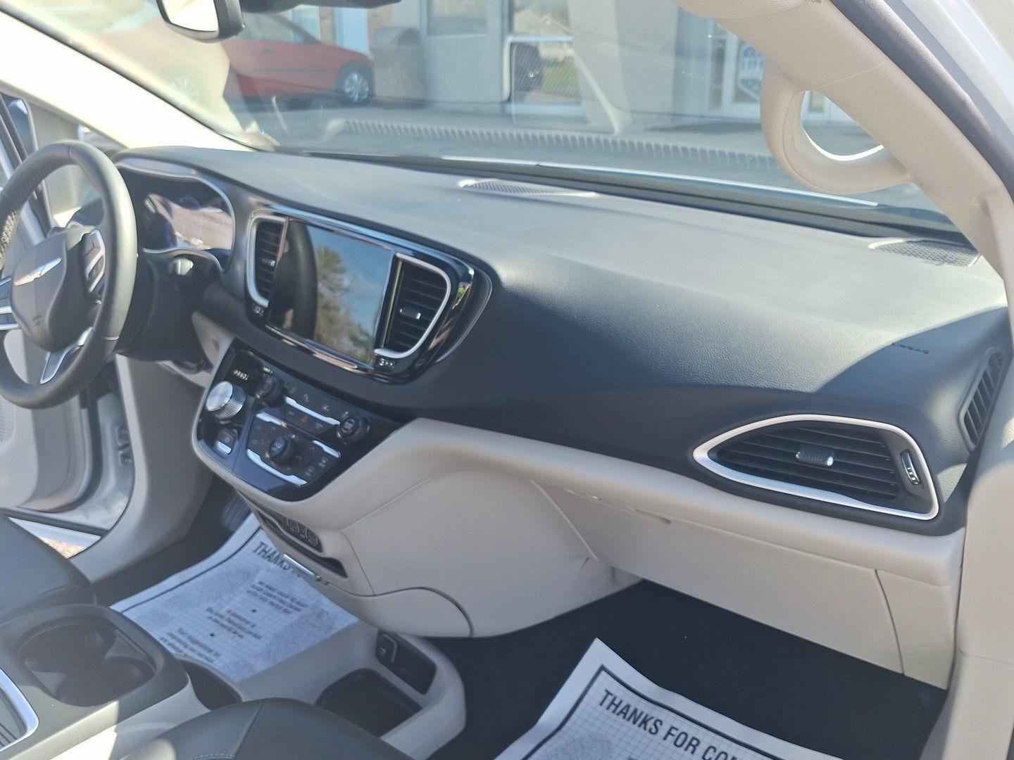 Used 2023 Chrysler Pacifica Touring-L FWD image 19