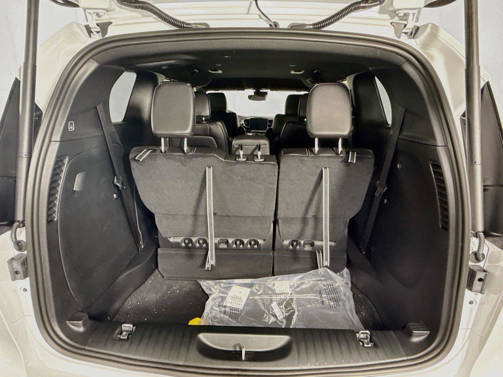 New 2027 Chrysler Pacifica Select AWD/4WD image 18