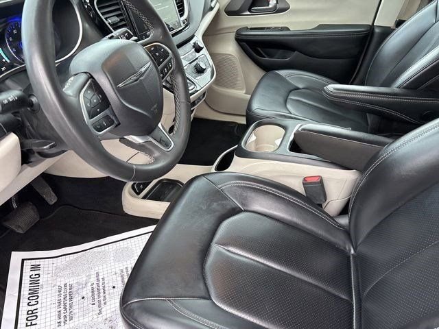 Used 2023 Chrysler Pacifica Touring-L image 11