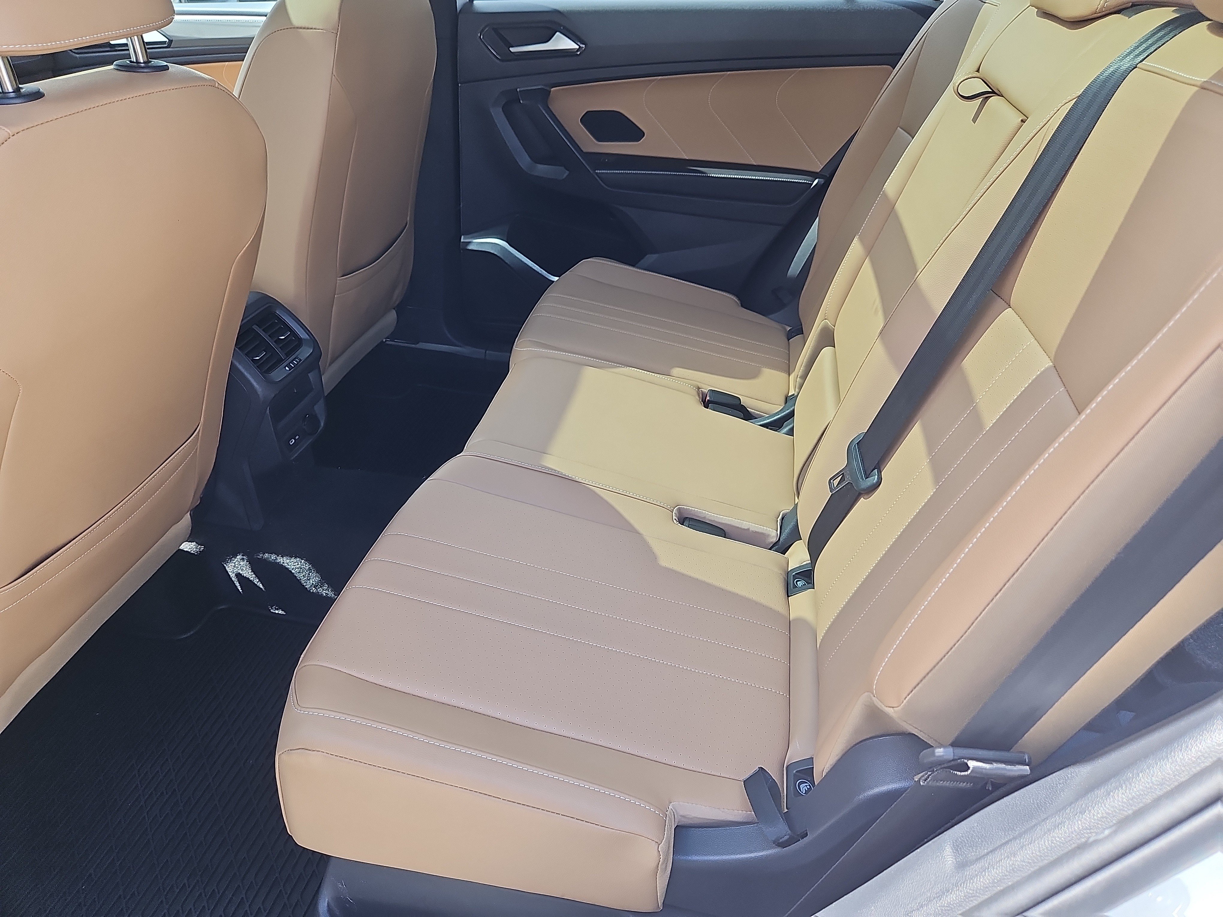 Certified 2024 Volkswagen Tiguan SE R-Line AWD/4WD image 33