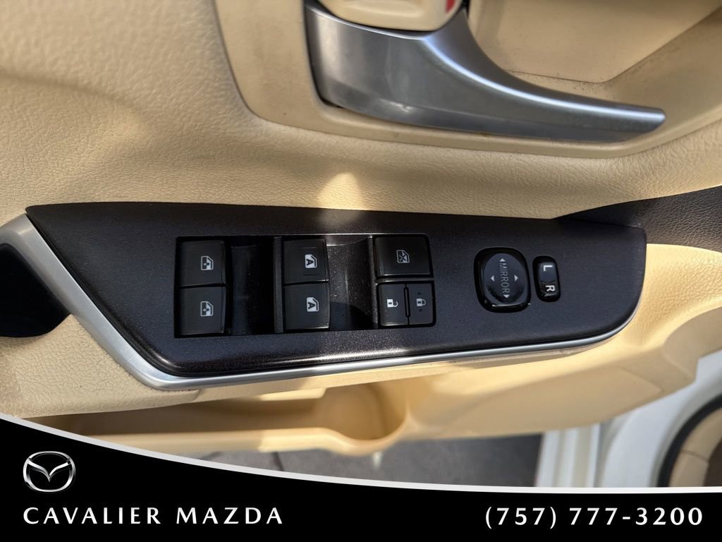 Used 2016 Toyota Camry LE image 9