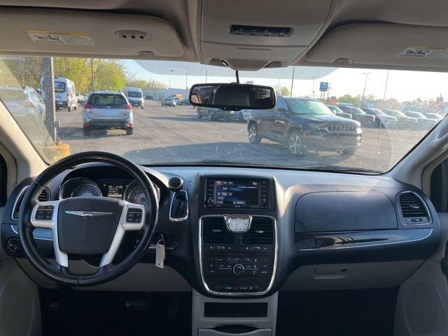 Used 2016 Chrysler Town & Country Touring FWD image 10