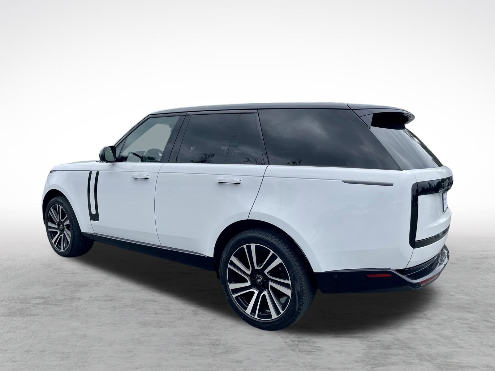 Used 2023 Land Rover Range Rover SE image 3