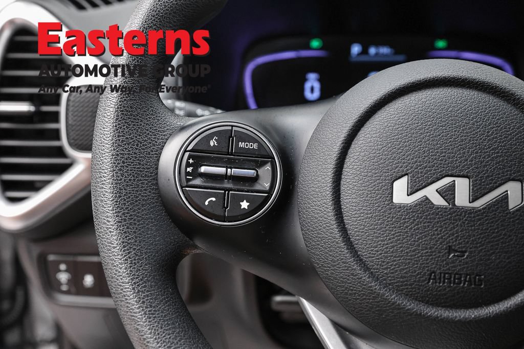Used 2025 Kia Soul LX w/ LX Technology Package FWD image 15