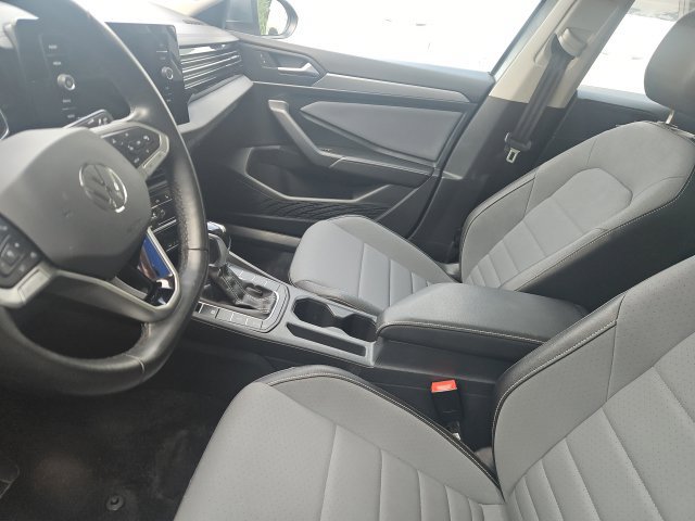 Certified 2025 Volkswagen Jetta SE FWD image 6