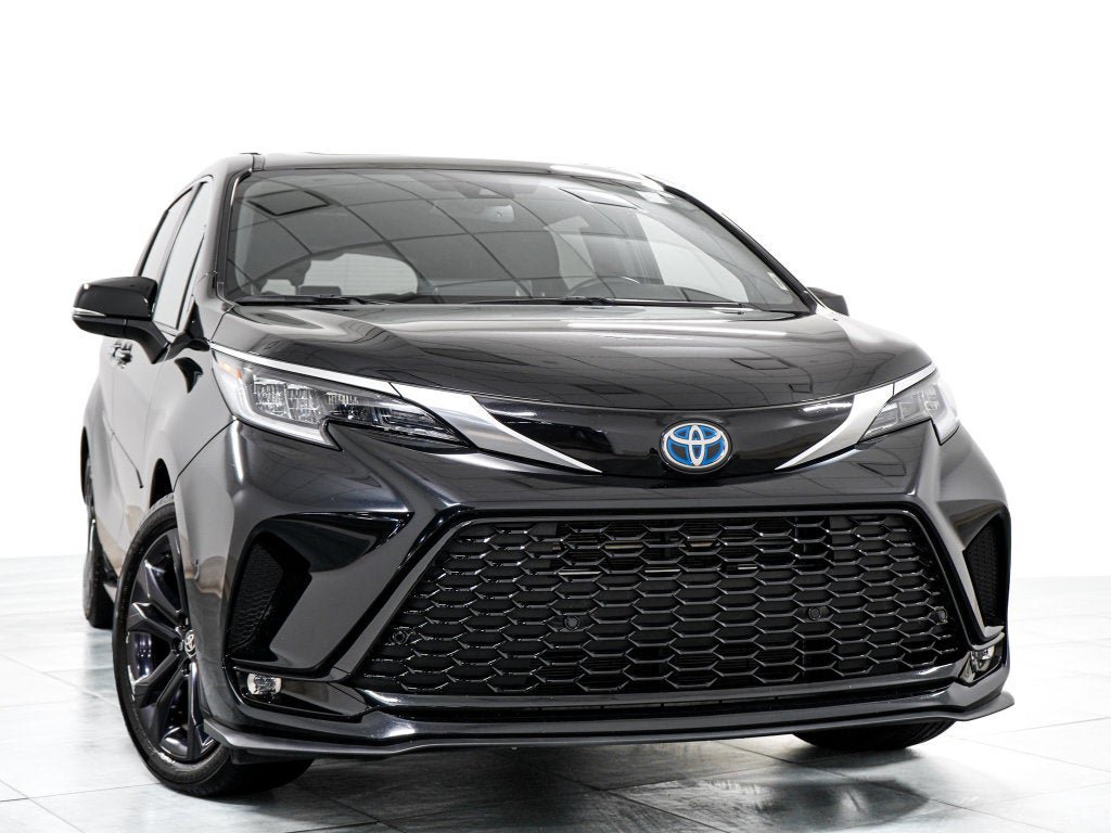Used 2024 Toyota Sienna XSE w/ XSE Premium Package FWD image 3