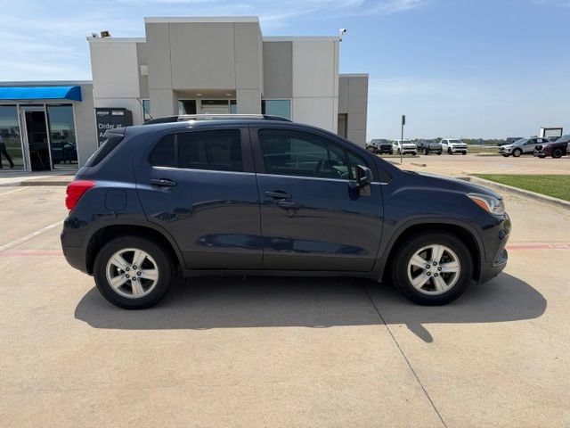 Used 2019 Chevrolet Trax LT w/ LPO, Cargo Package FWD image 2