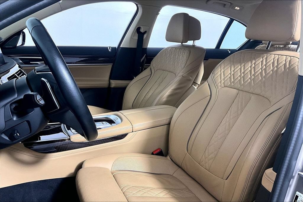 Used 2022 BMW 750Li xDrive AWD/4WD image 25