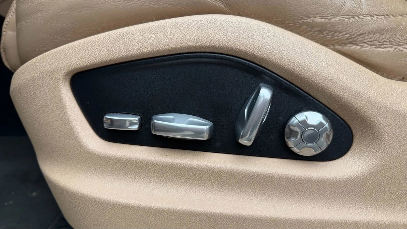 Used 2019 Porsche Cayenne S w/ Premium Plus Package image 29