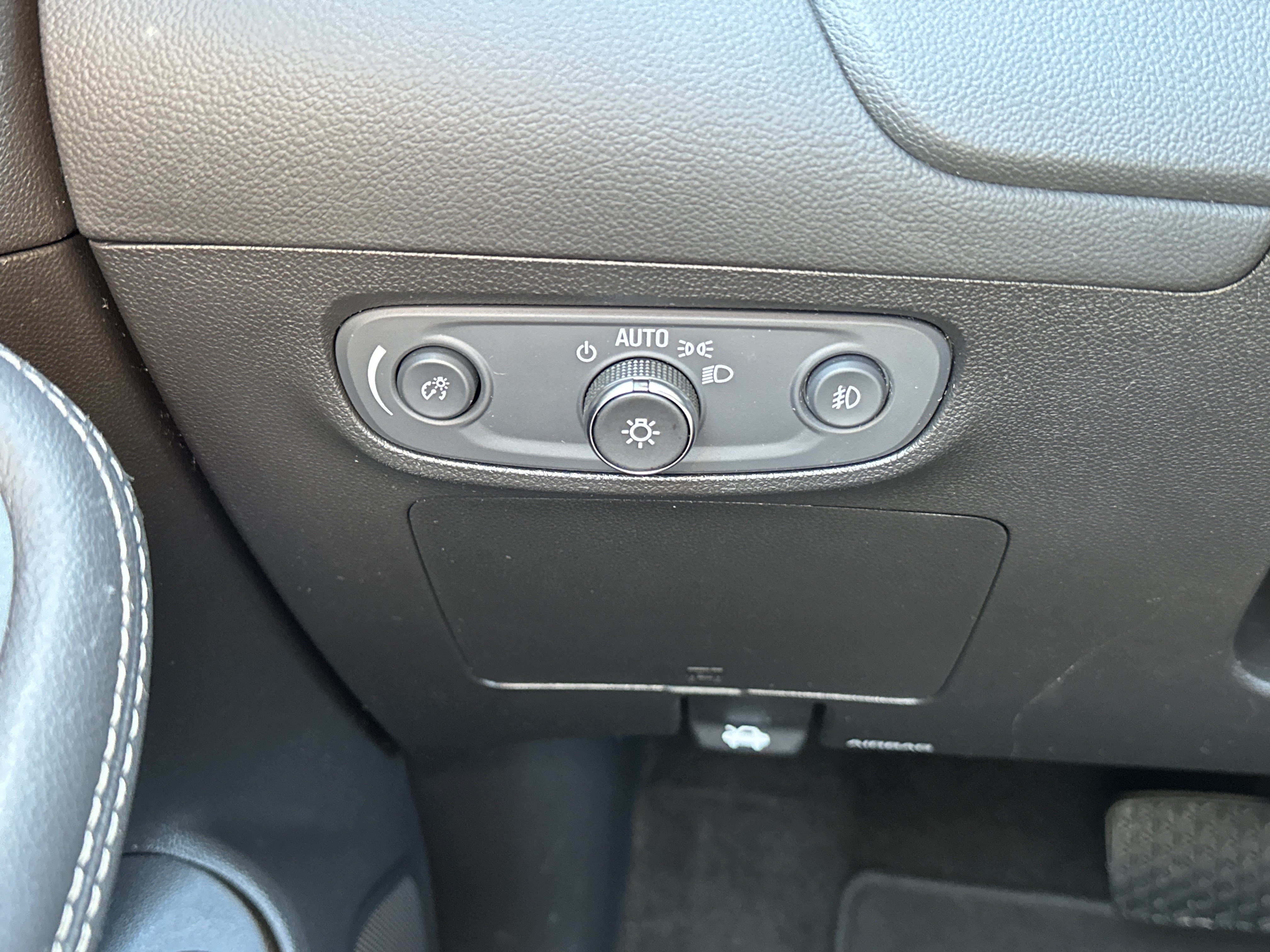 Used 2022 Buick Encore GX Select w/ Sport Touring Package FWD image 29