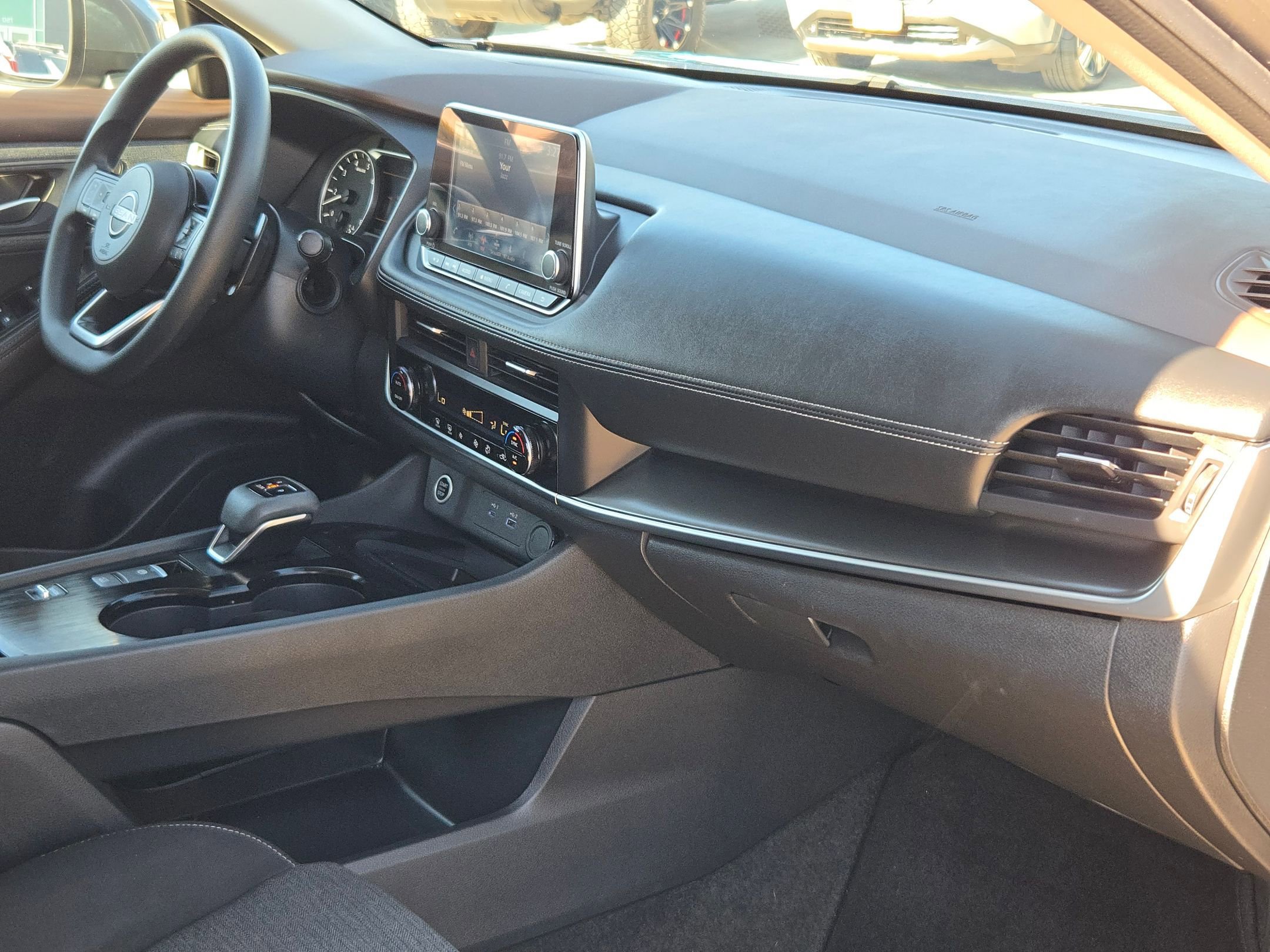 Used 2023 Nissan Rogue SV image 29