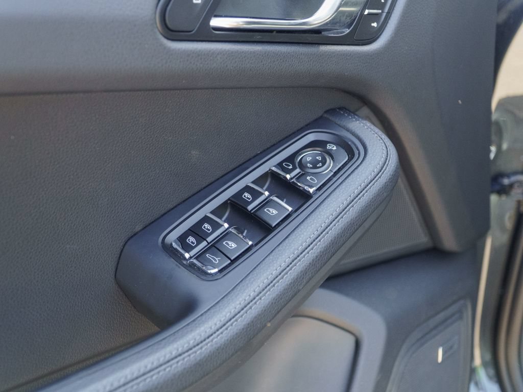 Certified 2026 Porsche Macan AWD/4WD image 16