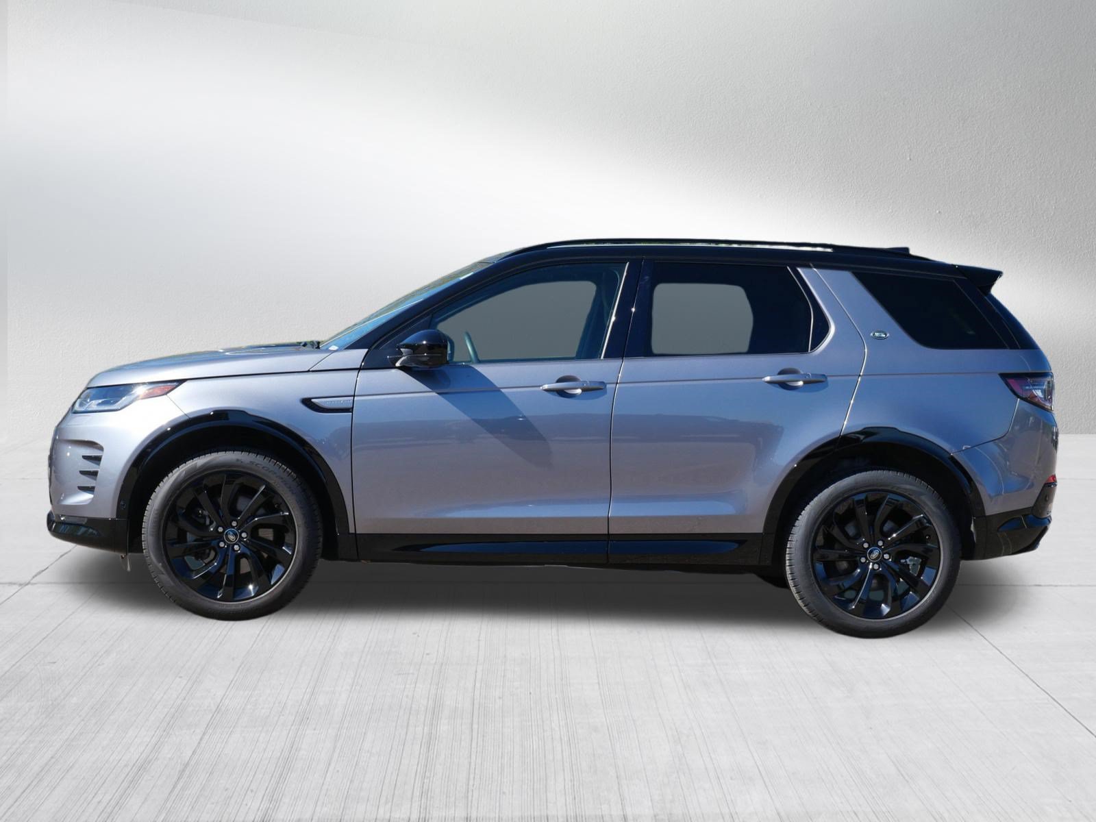 Used 2024 Land Rover Discovery Sport Dynamic SE AWD/4WD image 2